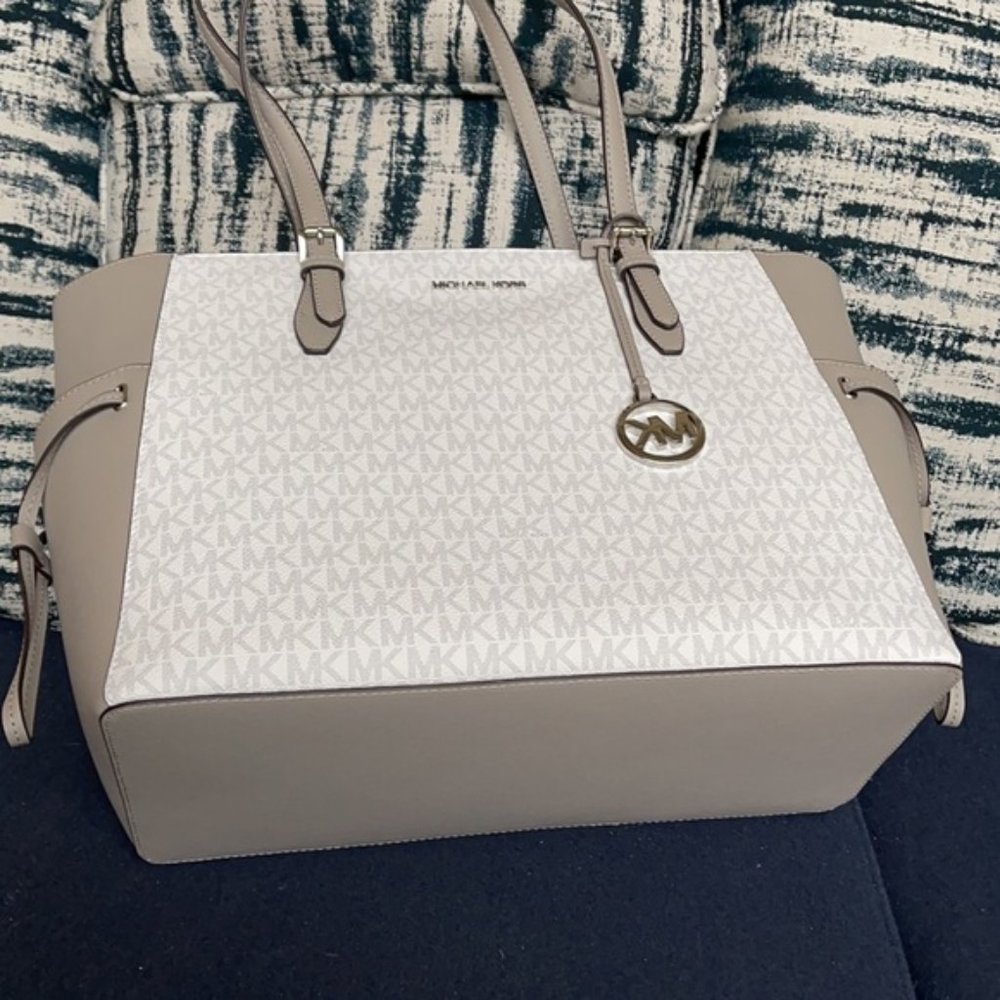 Michael Kors Gilly Large Drawstring Travel Tote Bag MK Bright White - Picture 11 of 16